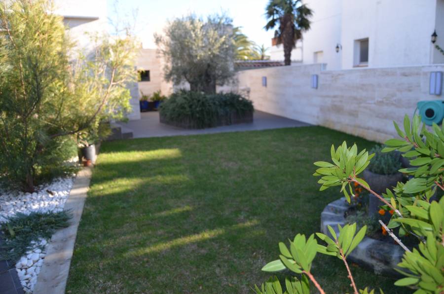 Fantàstica vila moderna amb 25m d’amarratge, piscina i jacuzzi.