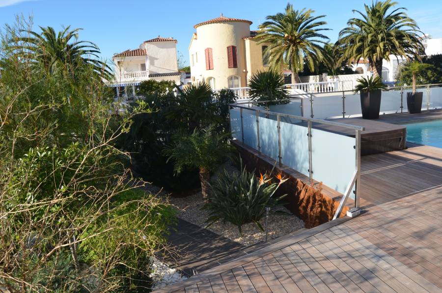 Fantàstica vila moderna amb 25m d’amarratge, piscina i jacuzzi.