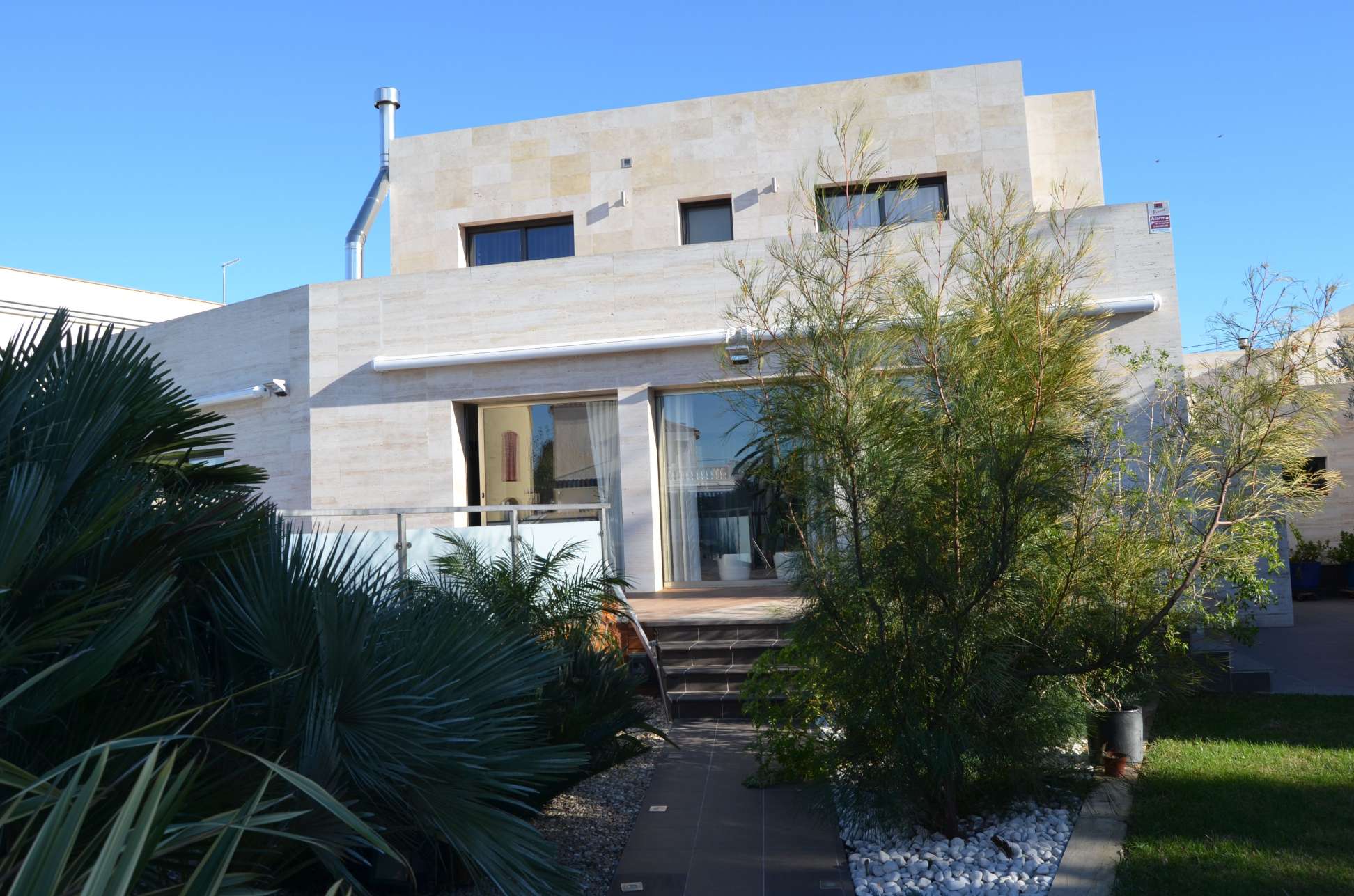 Fantastic modern villa with 25m of mooring, swimming pool and jacuzzi.