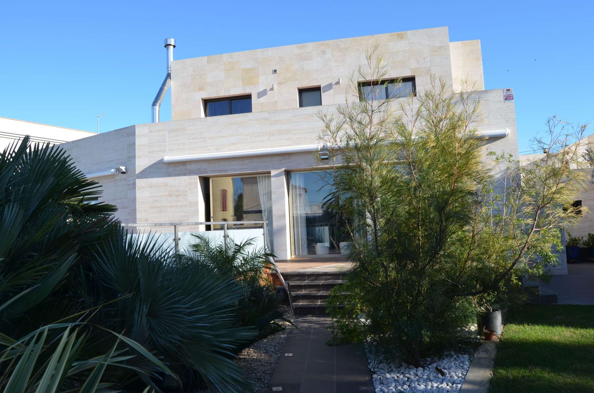 Fantastique villa moderne avec 25m d'amarre,piscine et jacuzzi.