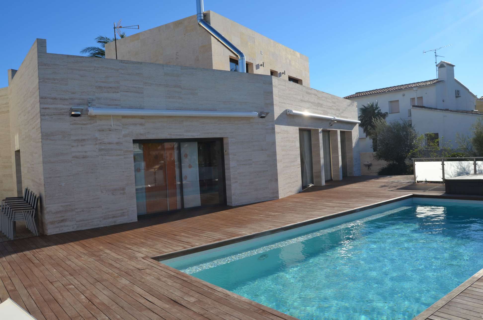 Fantastic modern villa with 25m of mooring, swimming pool and jacuzzi.