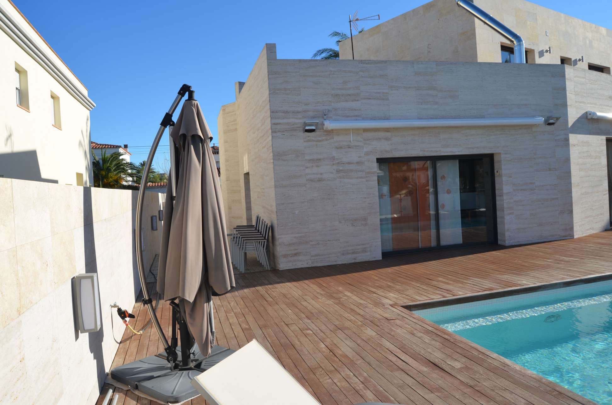 Fantastic modern villa with 25m of mooring, swimming pool and jacuzzi.