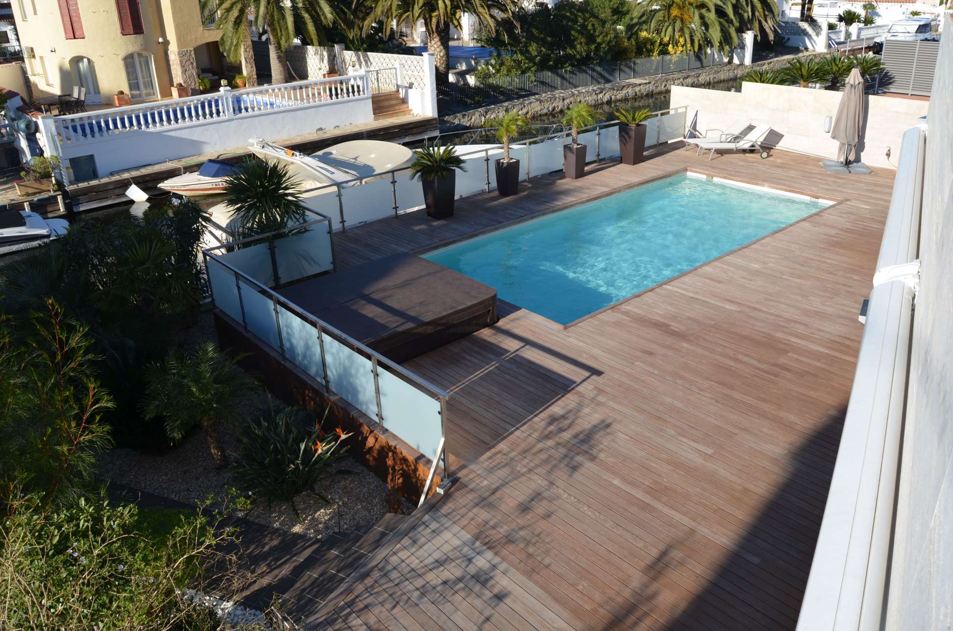 Fantastic modern villa with 25m of mooring, swimming pool and jacuzzi.