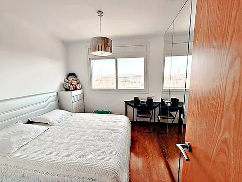 Superb 2-bedroom apartment with parking and pool in Empuriabrava.