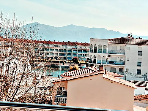 Superb 2-bedroom apartment with parking and pool in Empuriabrava.