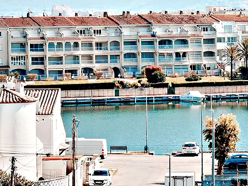 Superb 2-bedroom apartment with parking and pool in Empuriabrava.