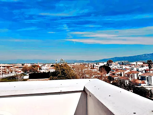 Superb 2-bedroom apartment with parking and pool in Empuriabrava.