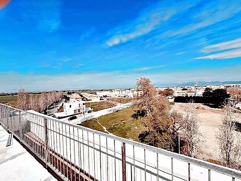 Superb 2-bedroom apartment with parking and pool in Empuriabrava.