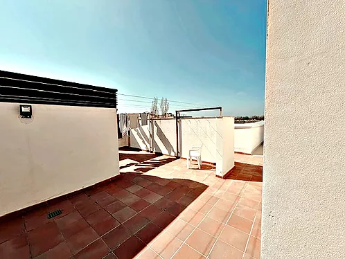 Superb 2-bedroom apartment with parking and pool in Empuriabrava.