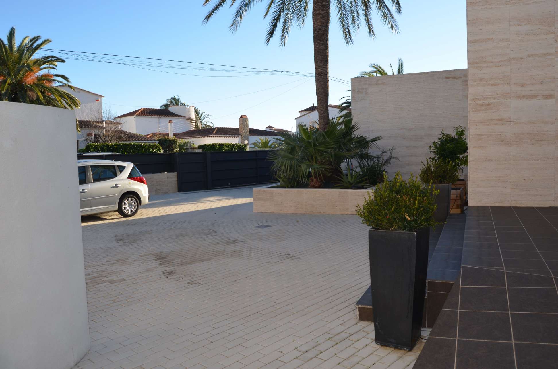 Fantastic modern villa with 25m of mooring, swimming pool and jacuzzi.