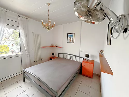 Grande villa avec amarre de 19 m sur un canal large