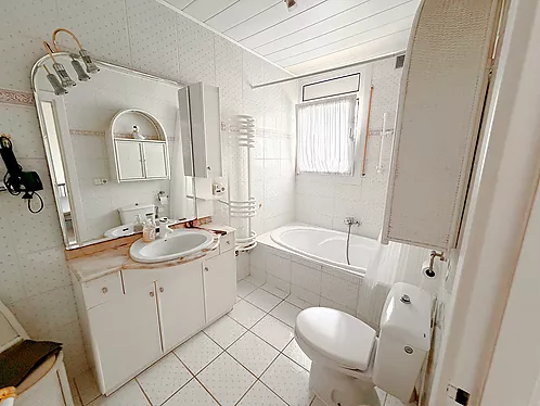 Grande villa avec amarre de 19 m sur un canal large