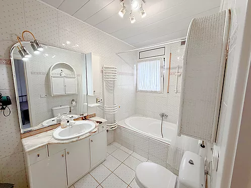 Grande villa avec amarre de 19 m sur un canal large