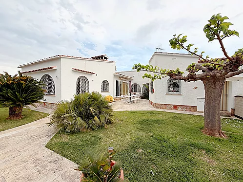 Grande villa avec amarre de 19 m sur un canal large