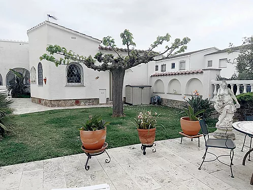 Grande villa avec amarre de 19 m sur un canal large