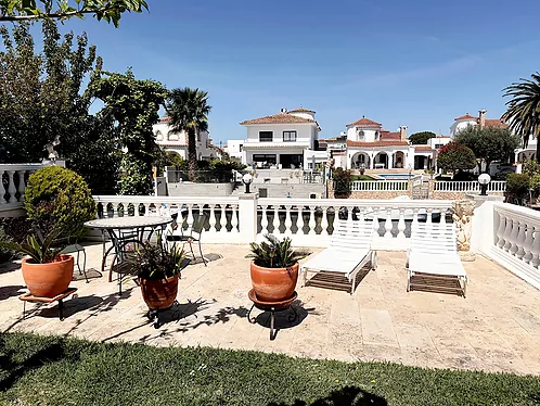 Grande villa avec amarre de 19 m sur un canal large