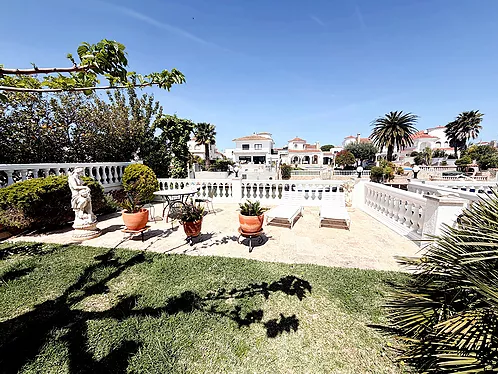 Grande villa avec amarre de 19 m sur un canal large