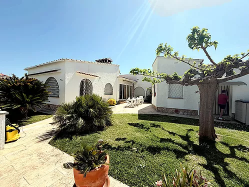 Grande villa avec amarre de 19 m sur un canal large