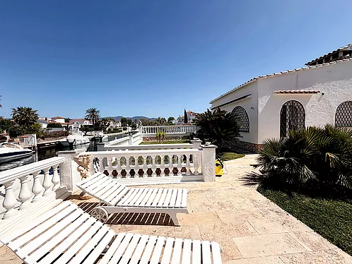 Grande villa avec amarre de 19 m sur un canal large