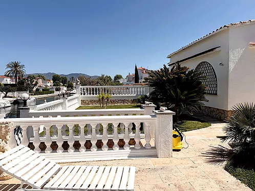 Grande villa avec amarre de 19 m sur un canal large