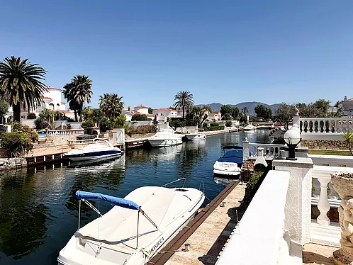 Grande villa avec amarre de 19 m sur un canal large