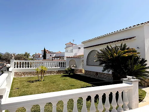 Grande villa avec amarre de 19 m sur un canal large