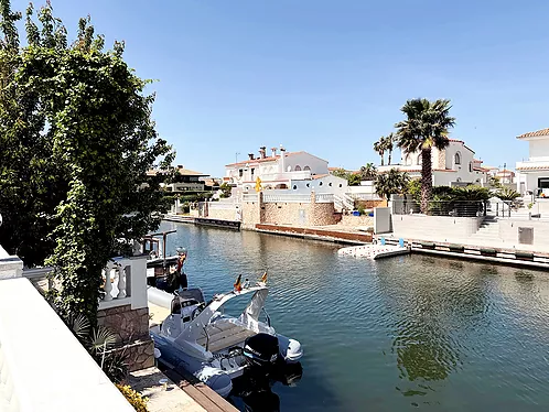 Grande villa avec amarre de 19 m sur un canal large