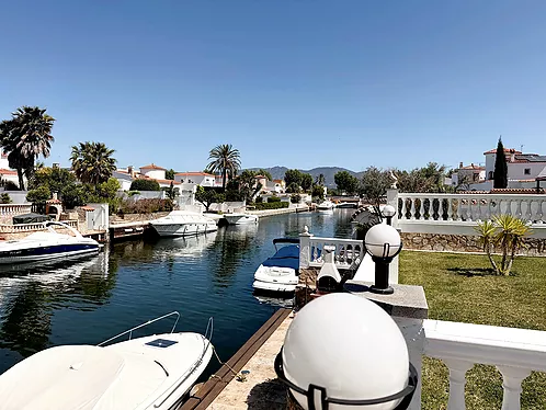 Grande villa avec amarre de 19 m sur un canal large