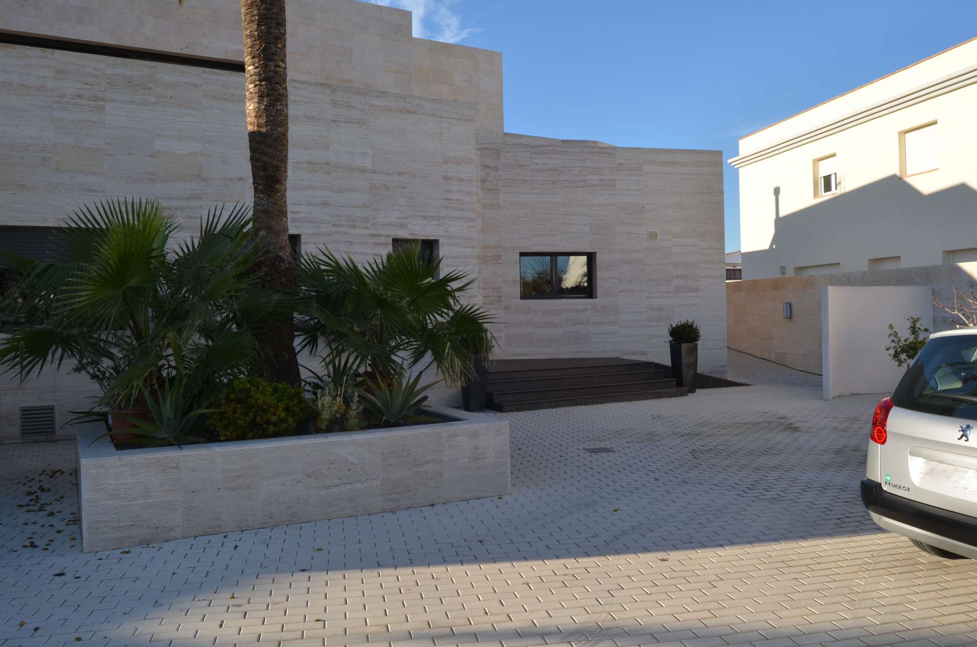 Fantastic modern villa with 25m of mooring, swimming pool and jacuzzi.