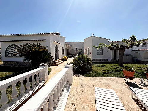 Grande villa avec amarre de 19 m sur un canal large