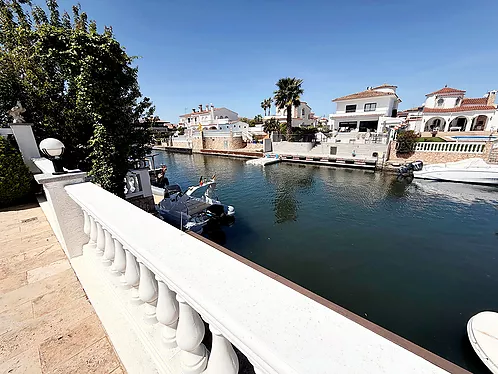 Grande villa avec amarre de 19 m sur un canal large