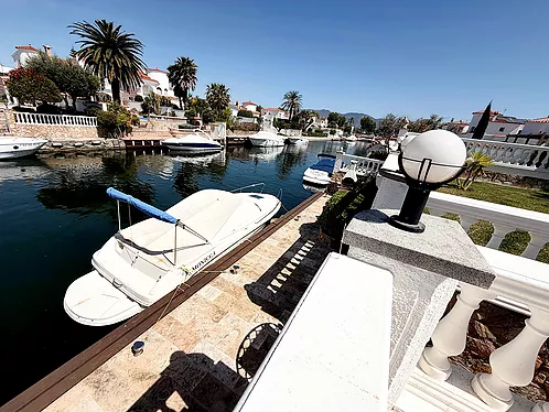 Grande villa avec amarre de 19 m sur un canal large