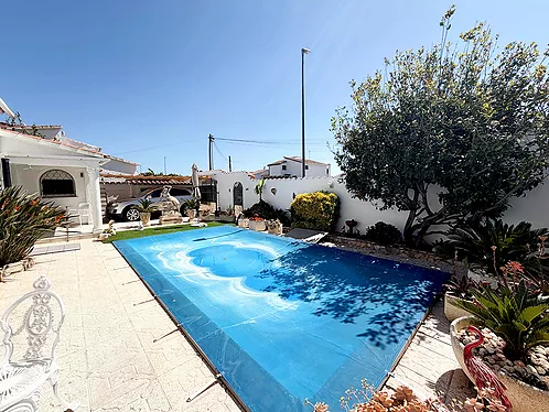 Grande villa avec amarre de 19 m sur un canal large