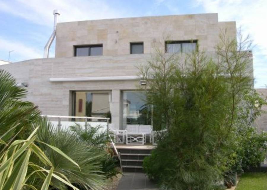 Fantastic modern villa with 25m of mooring, swimming pool and jacuzzi.