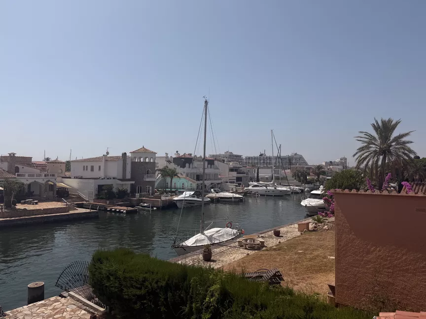 Casa adossada amb vistes al canal a prop de la platja