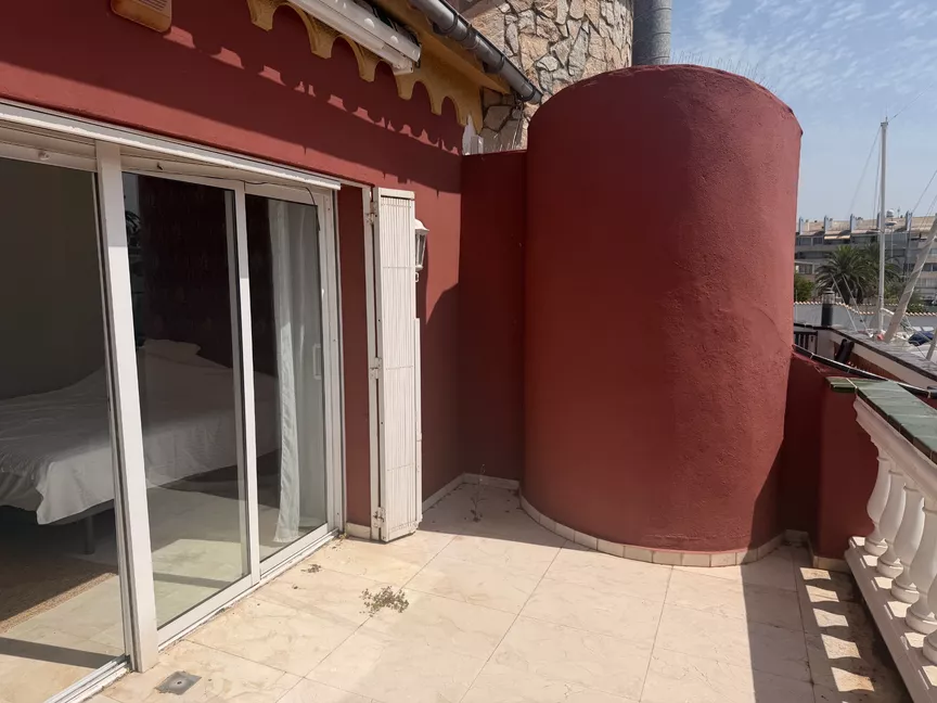 Casa adossada amb vistes al canal a prop de la platja