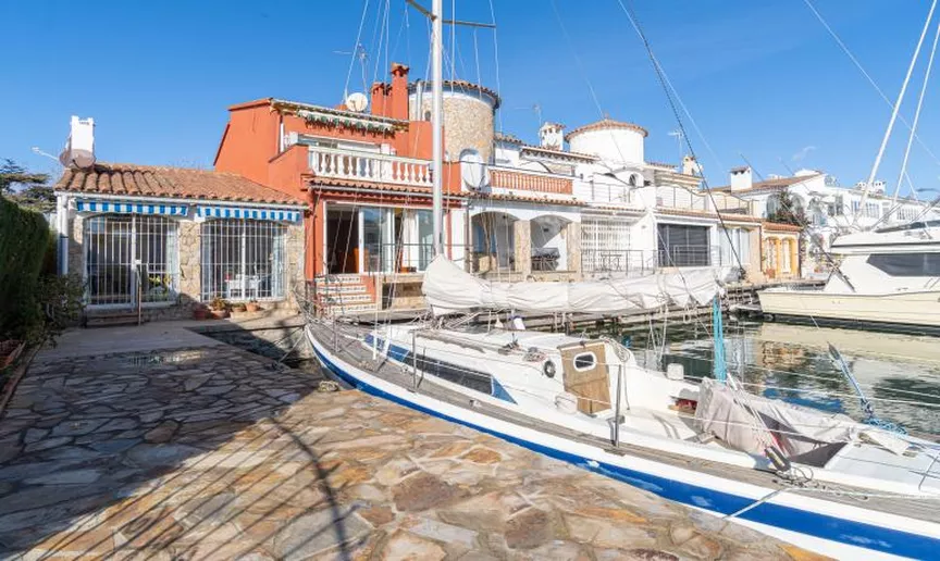 Casa adossada amb vistes al canal a prop de la platja