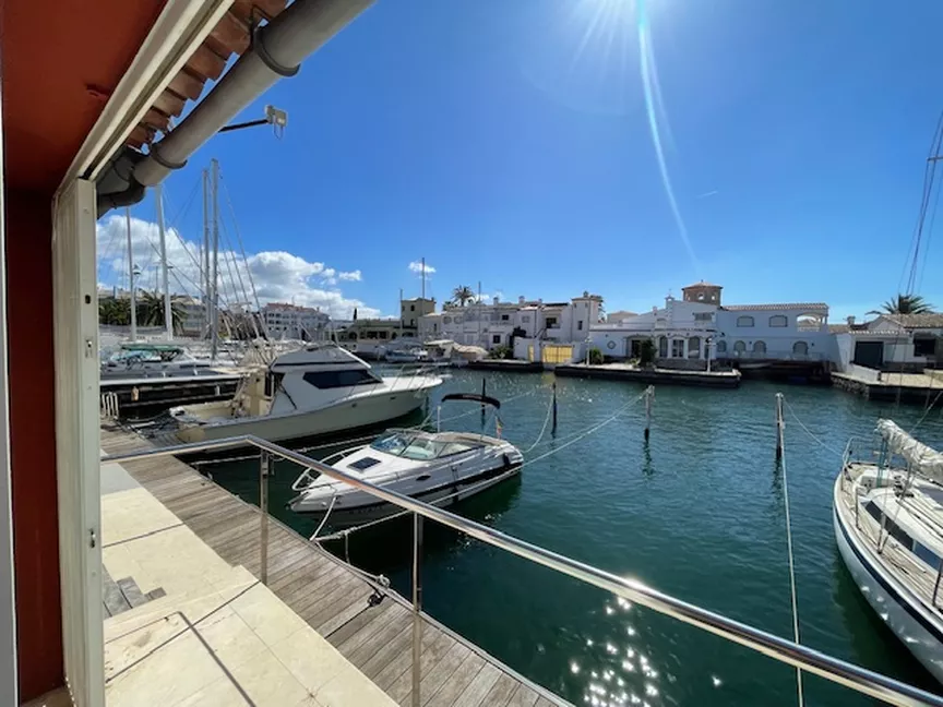 Casa adossada amb vistes al canal a prop de la platja