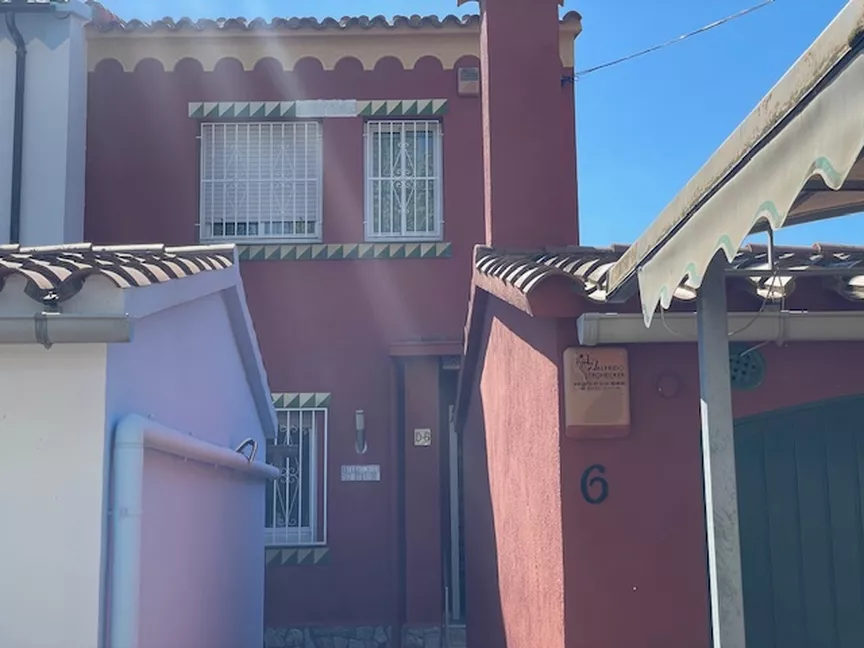 Casa adossada amb vistes al canal a prop de la platja