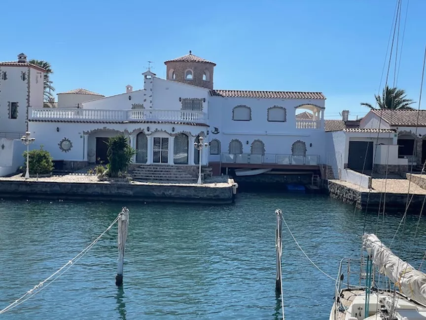 Casa adossada amb vistes al canal a prop de la platja