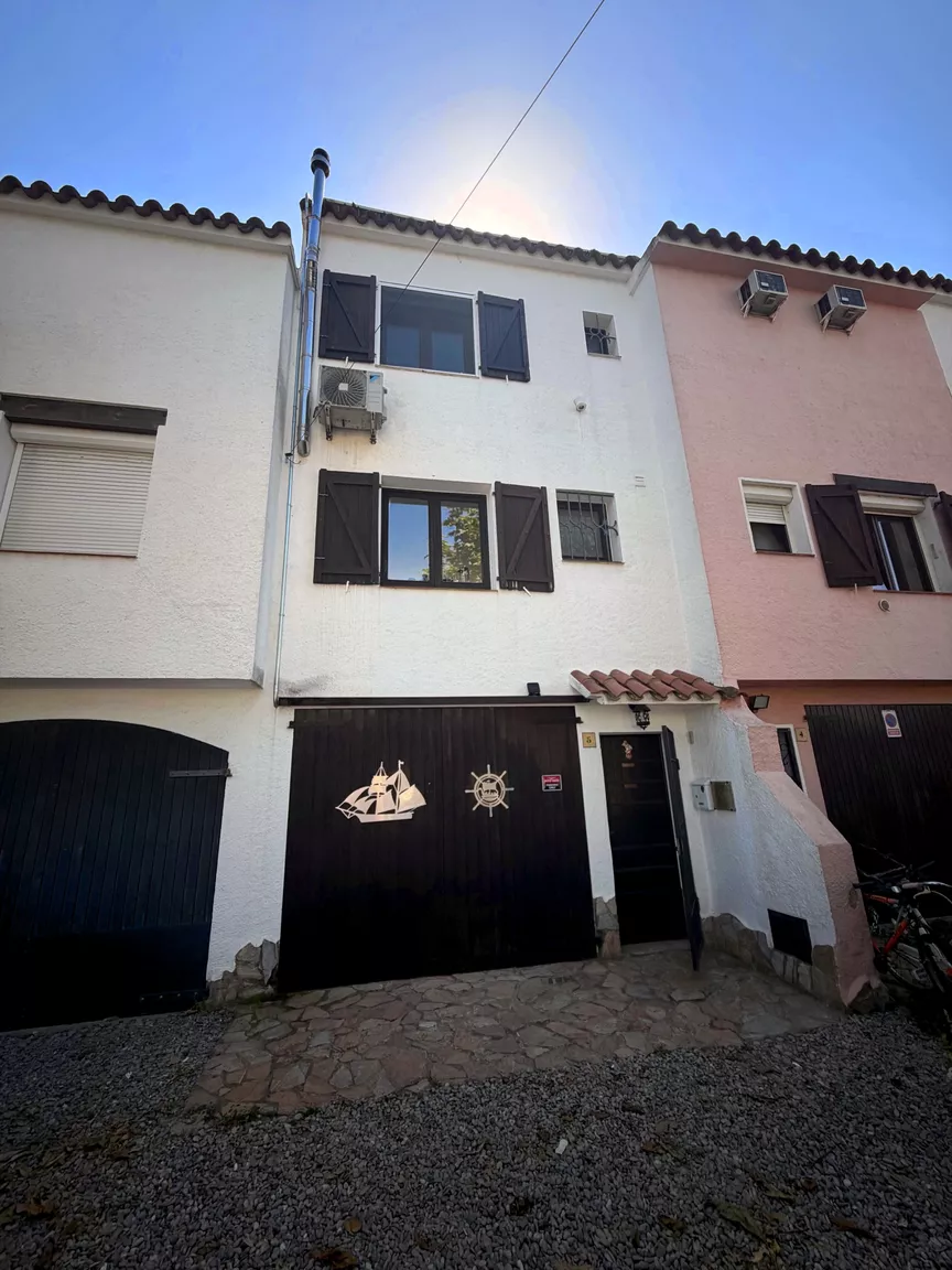 Maison de pêcheur avaec amarre voilier et licence touristique