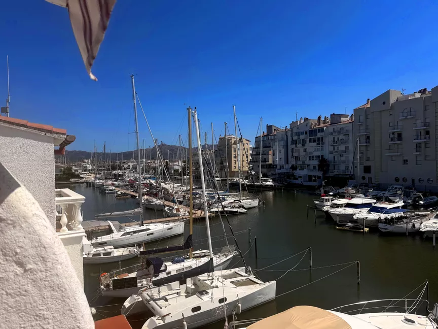 Maison de pêcheur avaec amarre voilier et licence touristique