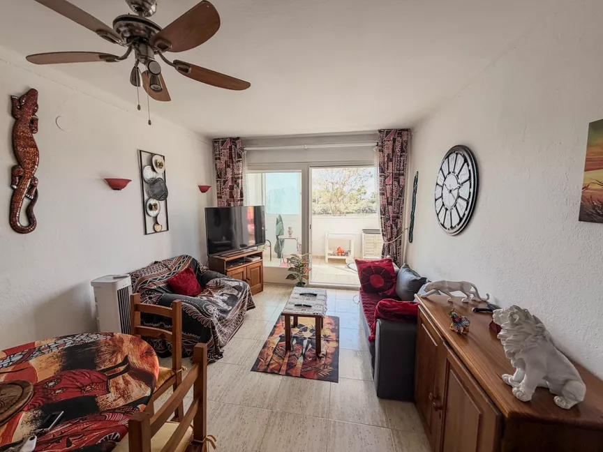 2-bedroom beachfront apartment in Empuriabrava