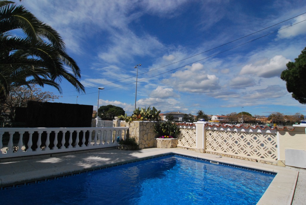 Villa de 3 dormitorios, vista al canal en Empuriabrava