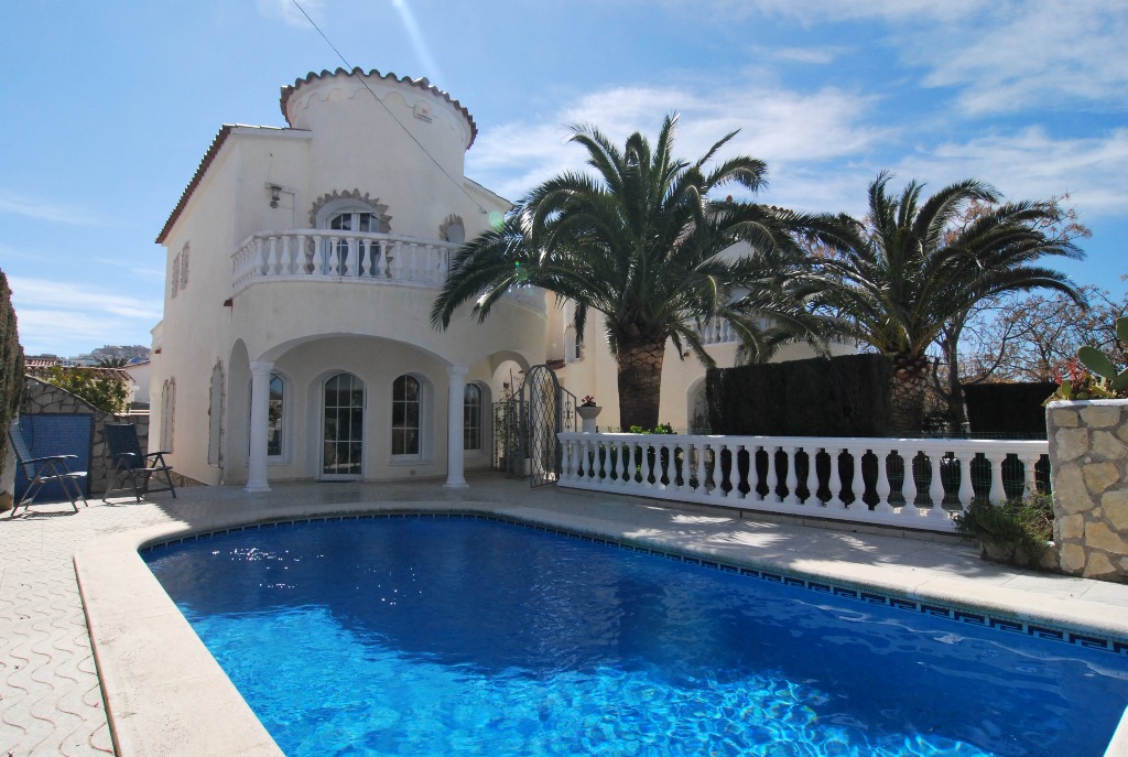 Villa de 3 dormitorios, vista al canal en Empuriabrava