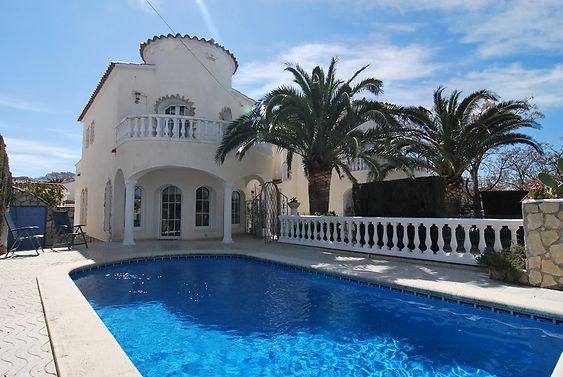 Villa de 3 dormitorios, vista al canal en Empuriabrava