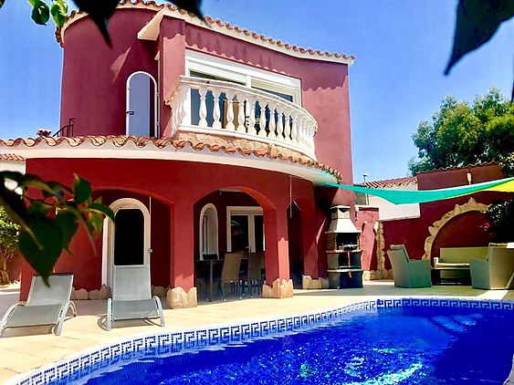 Villa with pool for sale in the Carmansó sector of Empuriabrava | Empuriaimmo.
