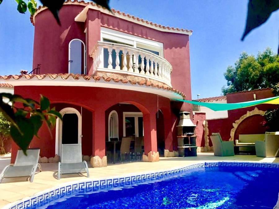 Villa with pool for sale in the Carmansó sector of Empuriabrava | Empuriaimmo.