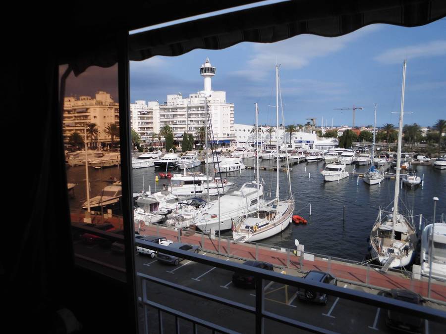 Acogedor apartamento con vistas al mar y el puerto de Empuriabrava