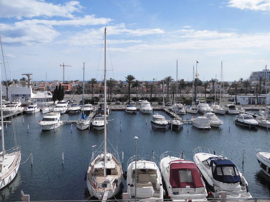 Acogedor apartamento con vistas al mar y el puerto de Empuriabrava